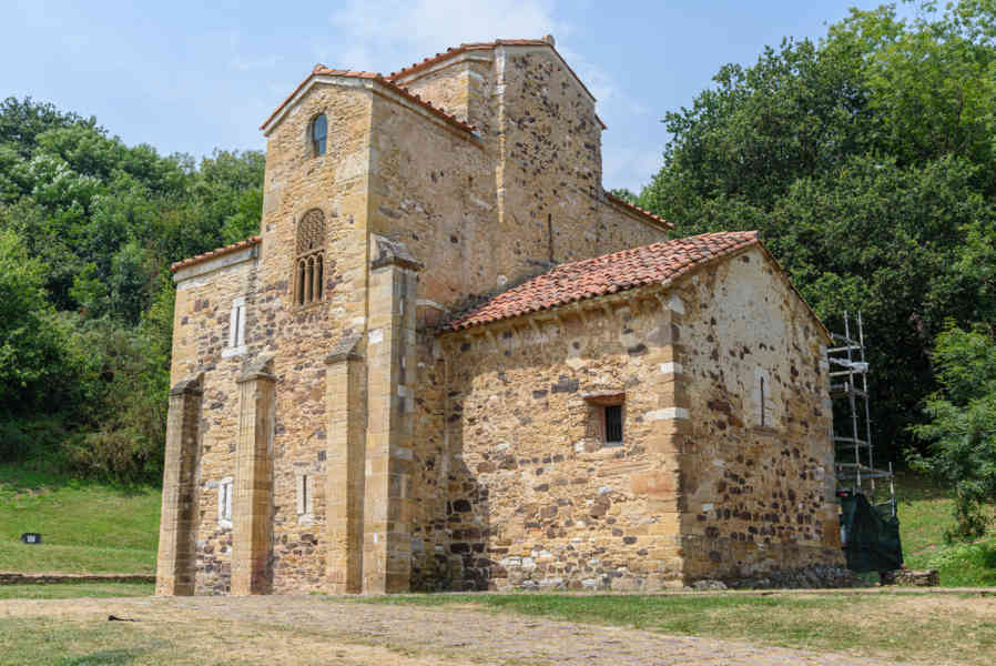 Oviedo 071 - iglesia de San Miguel de Lliño.jpg